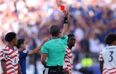 Cựu trọng tài FIFA chất vấn: Vì sao Quansah và Balogun chịu hai án phạt trái ngược?