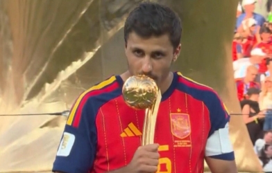 Rodri vượt Messi, giành danh hiệu QBV World Cup 2026