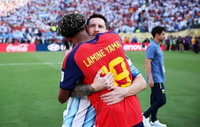Yamal ôm Messi sau chung kết: Cái kết đẹp cho cuộc gặp định mệnh