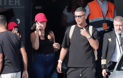 Ronaldo đeo nhẫn kim cương, rộ tin tổ chức đám cưới với Georgina