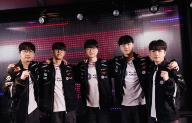 T1 nhận “mưa chỉ trích” vì màn khoe nhẫn khiến Peyz lạc lõng trên sân khấu