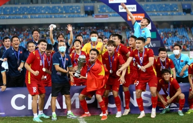 Vừa tái xuất, người hùng U23 Việt Nam lập tức chạm mặt HAGL