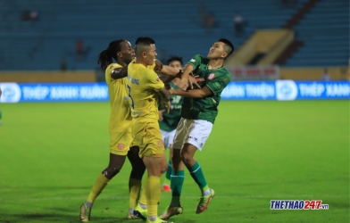 Cựu tuyển thủ U23 Việt Nam nhận thẻ đỏ sau hành động xấu xí tại Thiên Trường