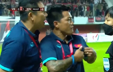 Quang Hải chỉ thẳng tay vào quốc kỳ, hô to Việt Nam