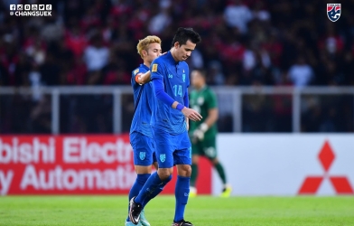 Đội trưởng Theerathon Bunmathan động viên đồng đội sau tấm thẻ đỏ