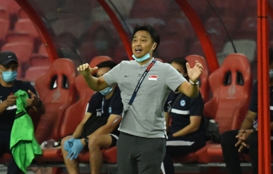 HLV Singapore xin lỗi vì khóc khi thua 'đội hình 2' của Thái Lan