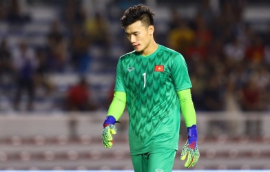 VIDEO: Thủ môn Bùi Tiến Dũng mắc sai lầm 'tặng' bàn thắng cho HAGL