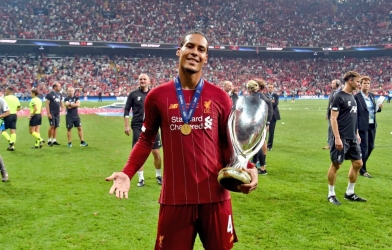Huyền thoại Liverpool: 'Van Dijk là một dị nhân'