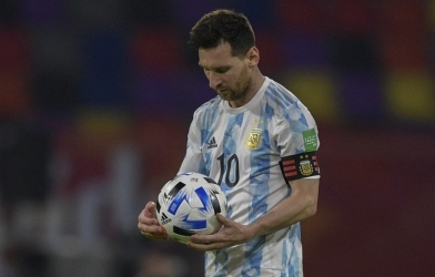 Messi chính thức vượt Ronaldo để độc chiếm một kỷ lục