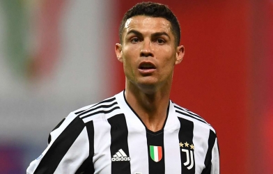 Chuyển nhượng MU 18/8: Gặp khó vụ Ronaldo, sở hữu ‘siêu tiền vệ’ miễn phí?
