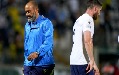 Không Son và Kane, Tottenham bị đội bóng nhược tiểu đánh bại