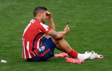 Suarez khóc nức nở, không quên ‘kể tội’ Barca