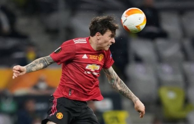 MU trả giá vì lỗi 'ngớ ngẩn' của trụ cột hàng phòng ngự