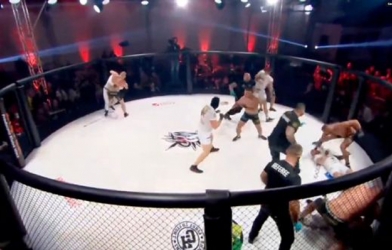 Trận MMA khốc liệt nhất hành tinh: 5 đấu 5, thi đấu đến bất tỉnh