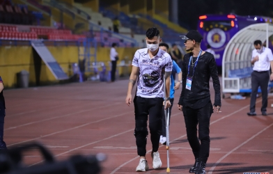 Tuyển thủ Việt Nam chống nạng tới cổ vũ Viettel