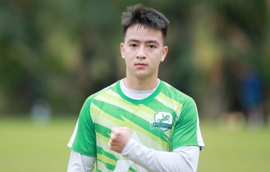 Sao trẻ Hà Nội sút phạt cầu vồng, ăn mừng như Ronaldo