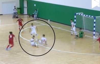 Văn Hậu 'nhập' Đức Tùng trong trận cầu lịch sử của bóng đá Việt Nam