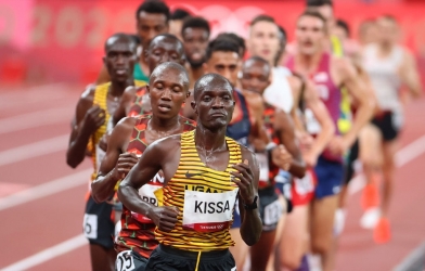 Chân chạy châu Phi bỏ cuộc khi đang dẫn đầu do chiến thuật kỳ lạ của HLV