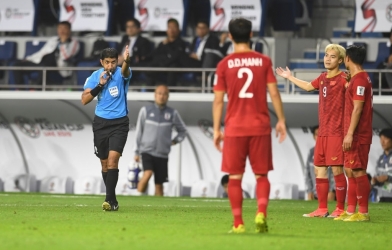 Trọng tài bắt chính trận Trung Quốc từng khiến Công Phượng, Quang Hải 'xanh mặt'