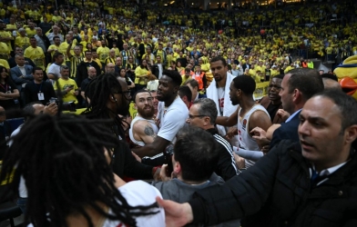 Xô xát nổ ra ở phút cuối cùng của trận đấu thứ 4 giữa Fenerbahce và Monaco tại EuroLeague