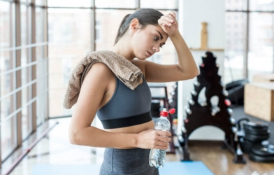 Nguyên nhân và cách khắc phục tình trạng buồn nôn khi nâng tạ