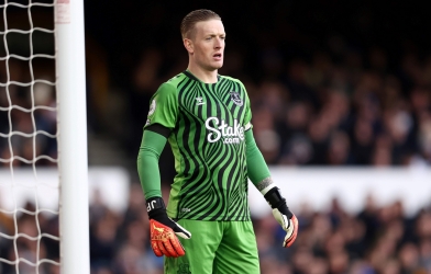 Thủ thành số một tuyển Anh thắng phạt đền nhờ một chai nước