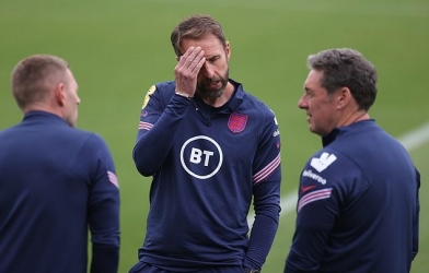 HLV Anh nhận lời khuyên trên trời trước trận mở màn với Croatia