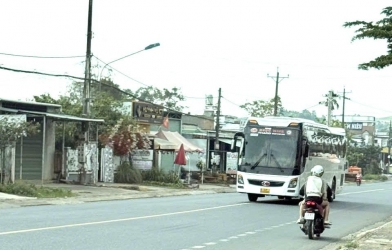 CSGT Lâm Đồng xử lý hàng loạt ô tô lấn làn, vượt ẩu trên đèo Bảo Lộc