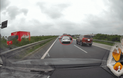 Tình huống giao thông thót tim trên cao tốc Pháp Vân - Cầu Giẽ: Bài học đắt giá về ý thức chuyển làn