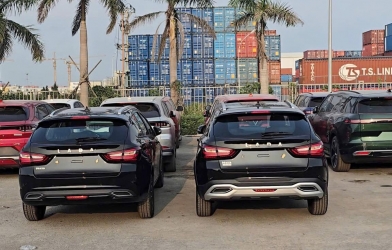 Lô xe Nga Lada đã cập cảng Việt Nam: Chuẩn bị ra mắt 4 mẫu sedan và SUV giá rẻ