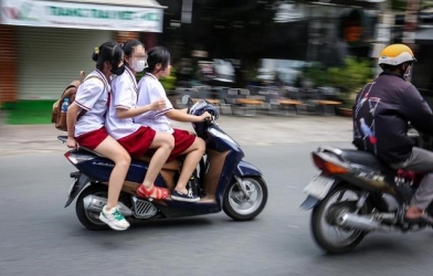 4 trường hợp hiếm hoi được phép chở hai người trên xe máy