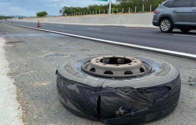 Nổ lốp ô tô: Nguyên nhân thường gặp, dấu hiệu cảnh báo và cách xử lý an toàn