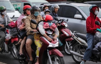 Chở trẻ em trên xe máy: Nhiều phụ huynh vô tình vi phạm luật vì thiếu hiểu biết