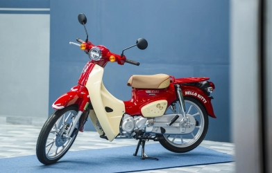 Giá từ vài chục đến cả trăm triệu đồng, xe máy xăng 50cc nhập khẩu sao vẫn hút khách Việt?