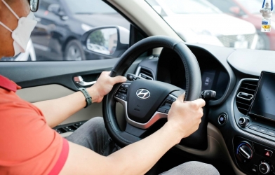 3 tính năng sẵn có trên xe giúp ngăn trẻ vô tình mở cửa, hạ kính khi ô tô đang chạy