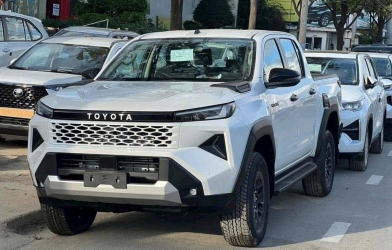Toyota Hilux 2026 cập bến đại lý Việt trước thềm ra mắt: Dùng máy dầu 2.8L, nâng cấp trang bị đấu Ford Ranger