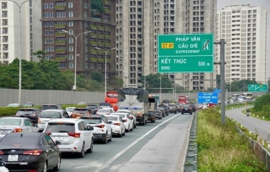 Vượt 'ải' ùn tắc sau Tết: Kinh nghiệm lái xe an toàn khi trở lại thành phố