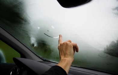 Trời nồm ẩm, kính lái ô tô bị hấp hơi: Cách xử lý nhanh gọn tài xế cần biết