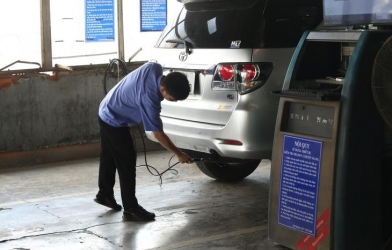 Cục Đăng kiểm lên tiếng về việc yêu cầu chủ xe ký cam kết khi kiểm định khí thải
