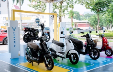 Mua xe máy điện: Người dùng Việt nên chọn sạc pin tại nhà hay đổi pin cho tiện?