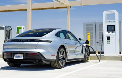 Giá xăng leo thang, lượng tìm kiếm về xe điện tăng mạnh: Cơ hội vàng cho EV?