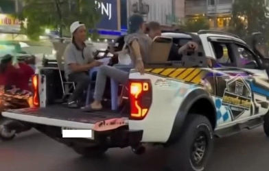 Vụ nhóm người ăn uống trên thùng xe bán tải: Tài xế vẫn bị phạt dù clip quay từ hơn 3 năm trước