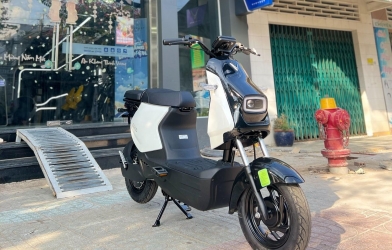 Ảnh thực tế VinFast Amio tại đại lý: Xe máy điện có bàn đạp, chạy tối đa 65 km/sạc