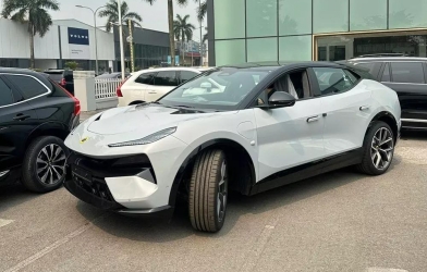 SUV điện Lotus Eletre lộ diện tại đại lý, sẵn sàng trình làng khách Việt trong tháng này