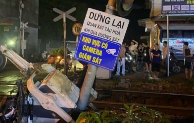 Tai nạn đường sắt gia tăng: Cảnh báo từ những cú va chạm giữa ô tô và tàu hỏa