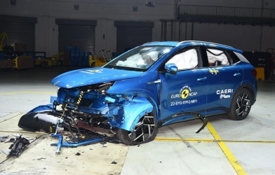 Điều gì khiến xe điện thường đạt điểm an toàn cao hơn xe xăng trong các bài kiểm tra va chạm?