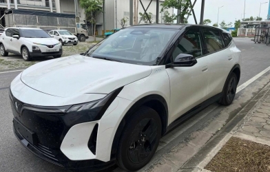 VinFast VF 8 thế hệ mới xuất hiện tại nhà máy với thiết kế 'lột xác'