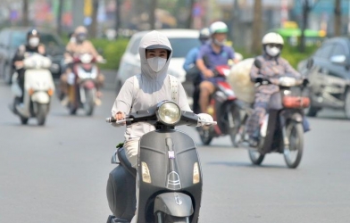Đi xe máy ngày nắng gắt: Chống nắng sai cách có thể gây mất an toàn