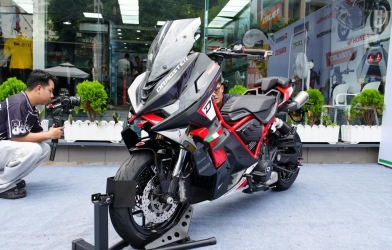 Italjet Dragster 700: Mô tô mang kiểu dáng xe tay ga, giá ngang một chiếc ô tô cỡ nhỏ