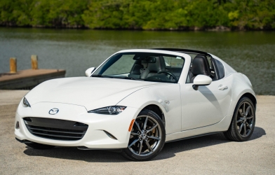 Mazda MX-5 bản mui trần dạng cứng nhận cọc tại Việt Nam, dự kiến giao xe vào tháng 10/2026